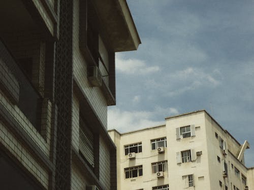 A building with a clock on it and a sky