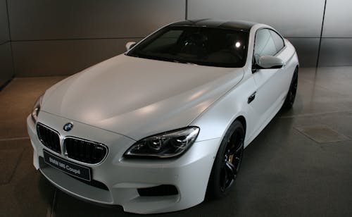 White Bmw Coupe Parcheggiata All'interno Della Stanza