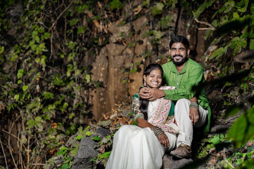 Foto profissional grátis de abraçando, camisa verde, casal