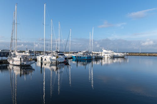 Darmowe zdjęcie z galerii z błękitne niebo, jachty, łodzie