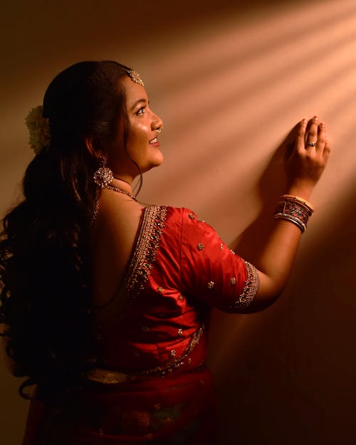 Gratis arkivbilde med armbånd, håndløftet, indisk kvinne