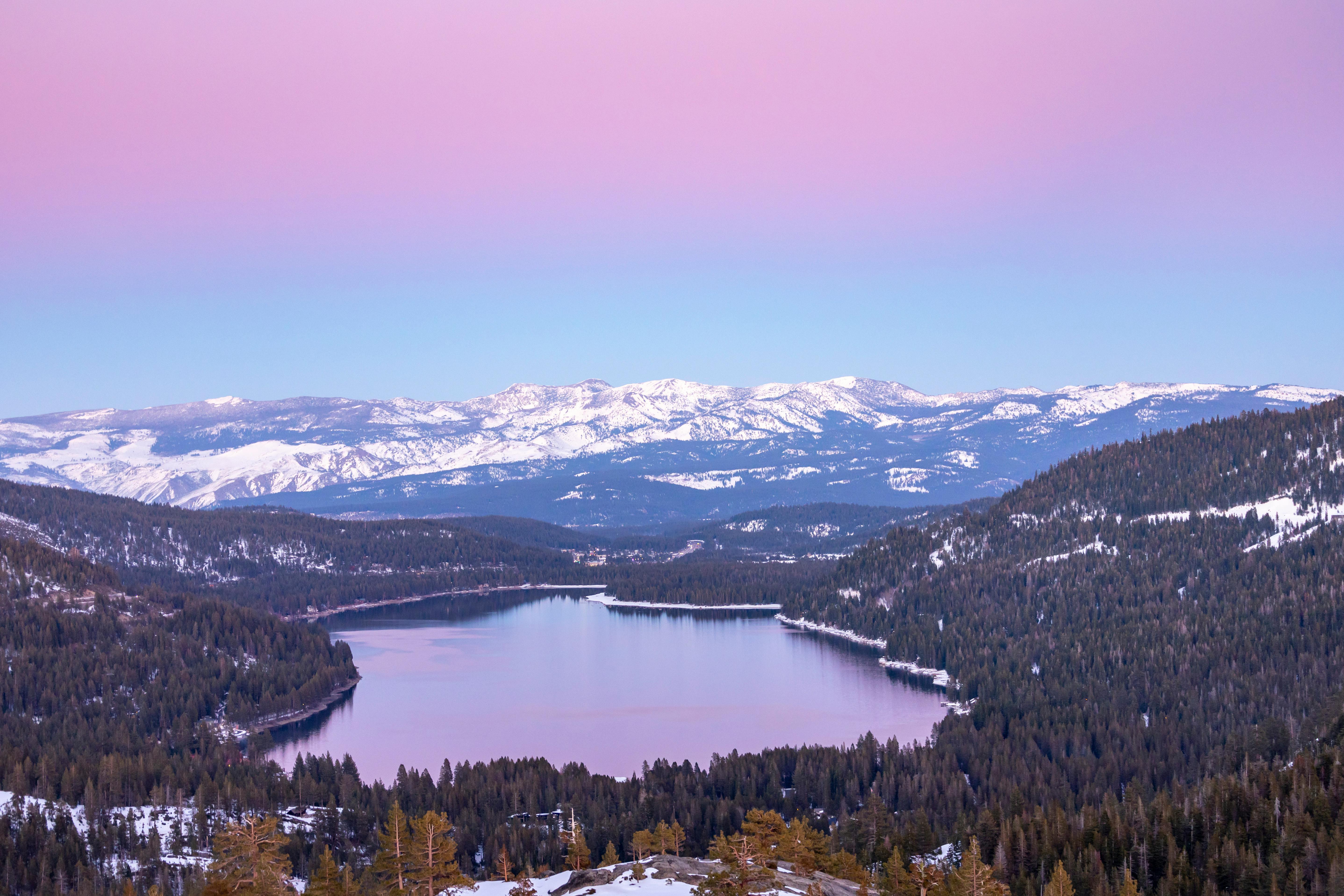 Ofenzíva USA proti Iránu odhaľuje trhliny: Demokrati v rozkole, republikáni oslavujú