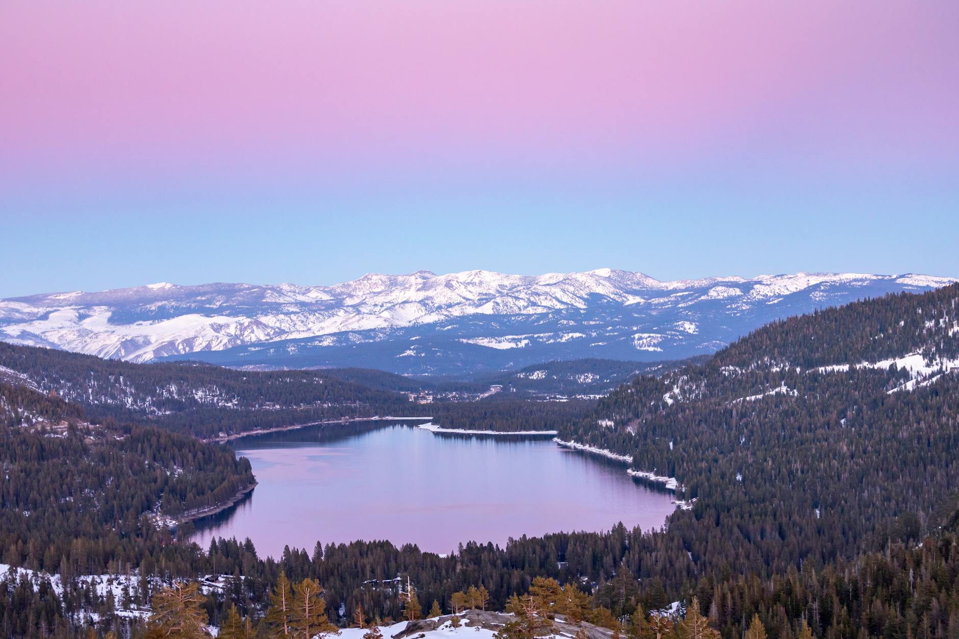 Ofenzíva USA proti Iránu odhaľuje trhliny: Demokrati v rozkole, republikáni oslavujú