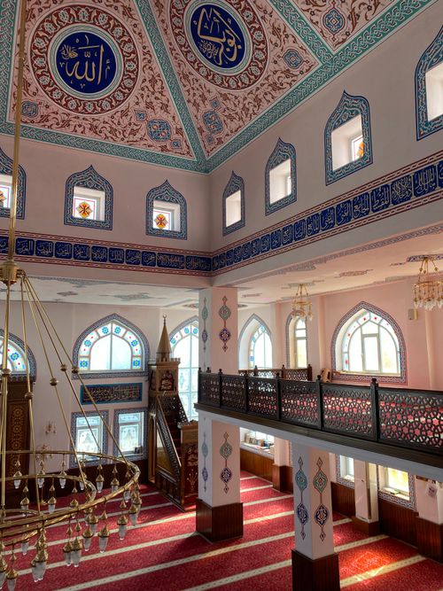 Free Beautifully ornamented mosque interior showcasing chandeliers and intricate designs. Stock Photo