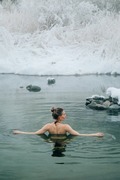 따뜻한 호수에 있는 여자 