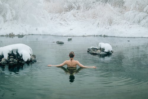 溫暖湖水中的女人 