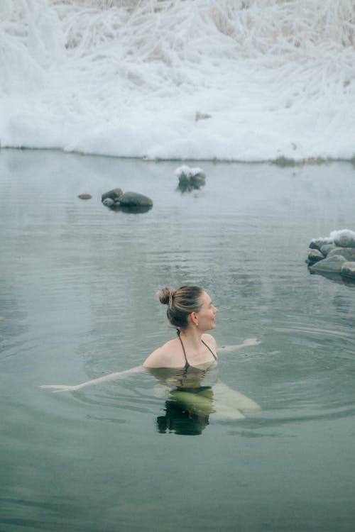 따뜻한 호수에 있는 여자 