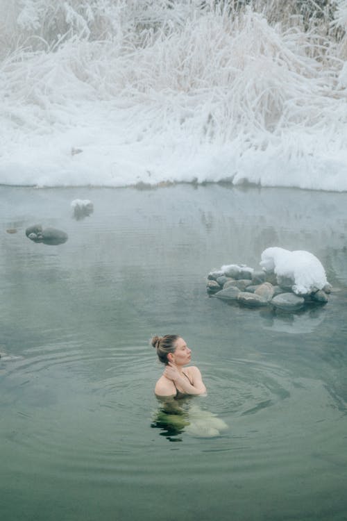 Darmowe zdjęcie z galerii z jezioro, kąpiący się, kaukaski kobieta