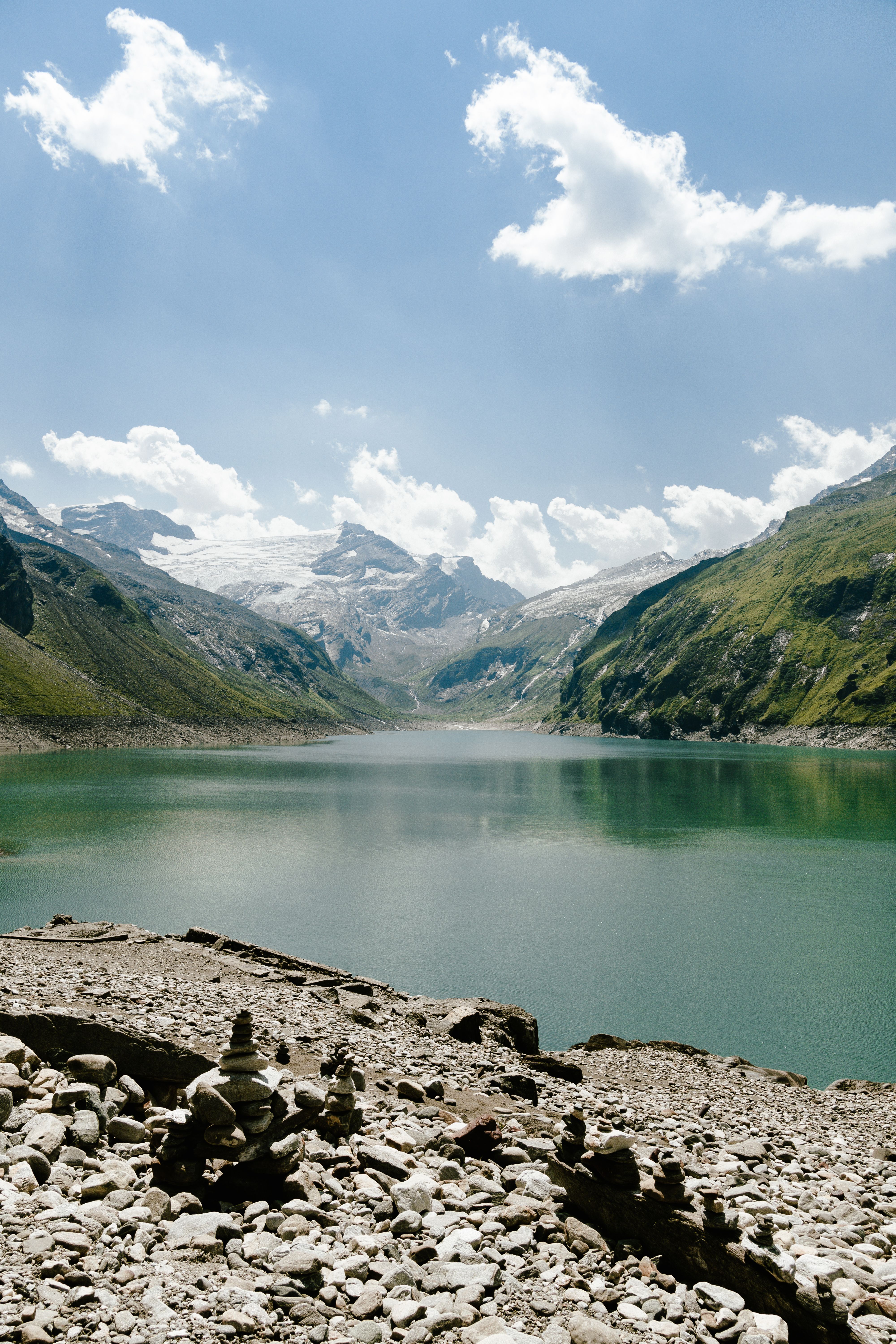 A lake surrounded by mountains and rocks · Free Stock Photo