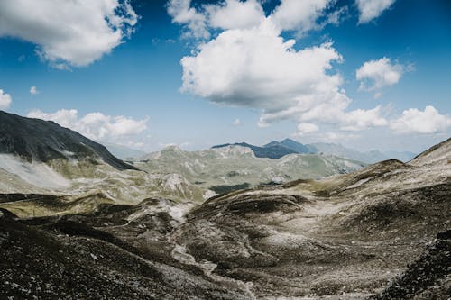 Gratis arkivbilde med blå himmel, dal, fjell