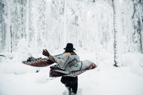 Người Phụ Nữ Mặc áo Poncho đi Dạo Trong Rừng Mùa đông