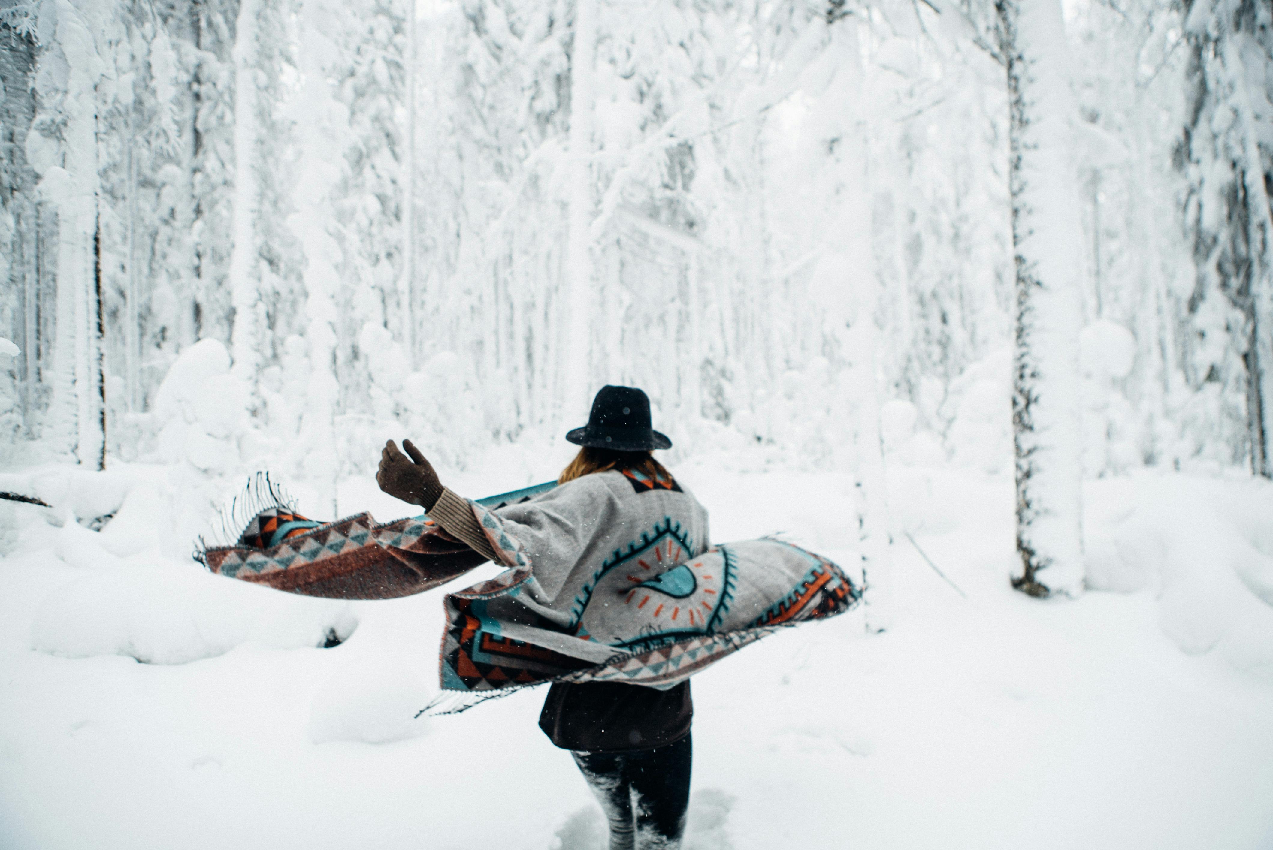 Gratis Donna In Poncho Che Cammina Nella Foresta Invernale Foto a disposizione
