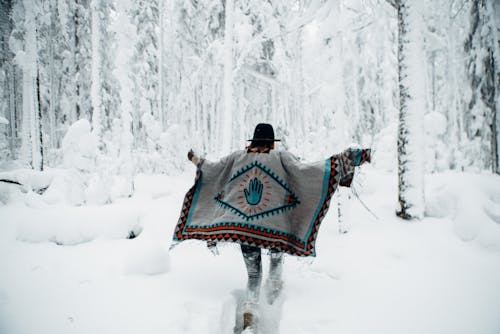 Vrouw In Poncho Wandelen In Het Winterbos