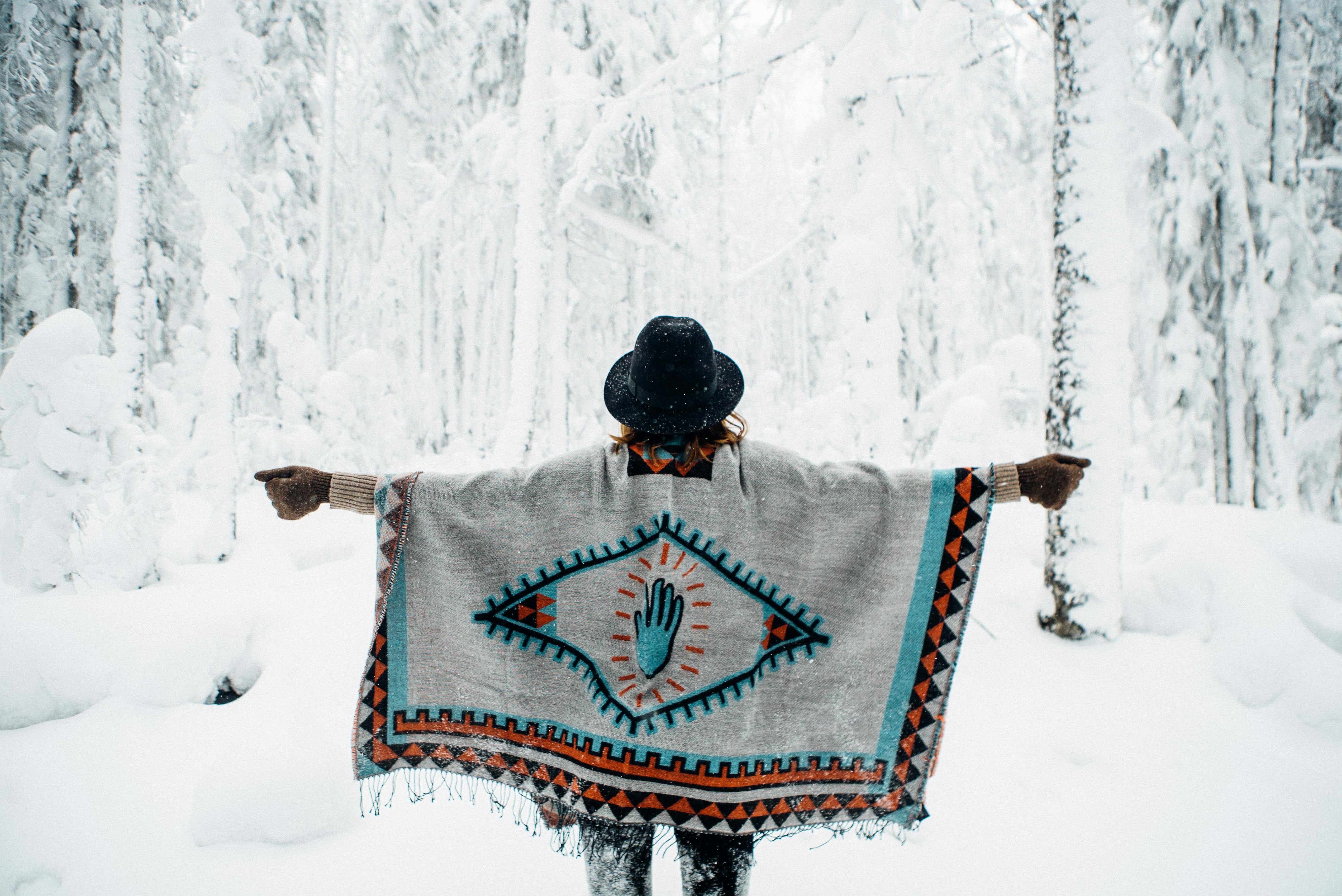 Miễn phí Người Phụ Nữ Mặc áo Poncho đi Dạo Trong Rừng Mùa đông Ảnh lưu trữ