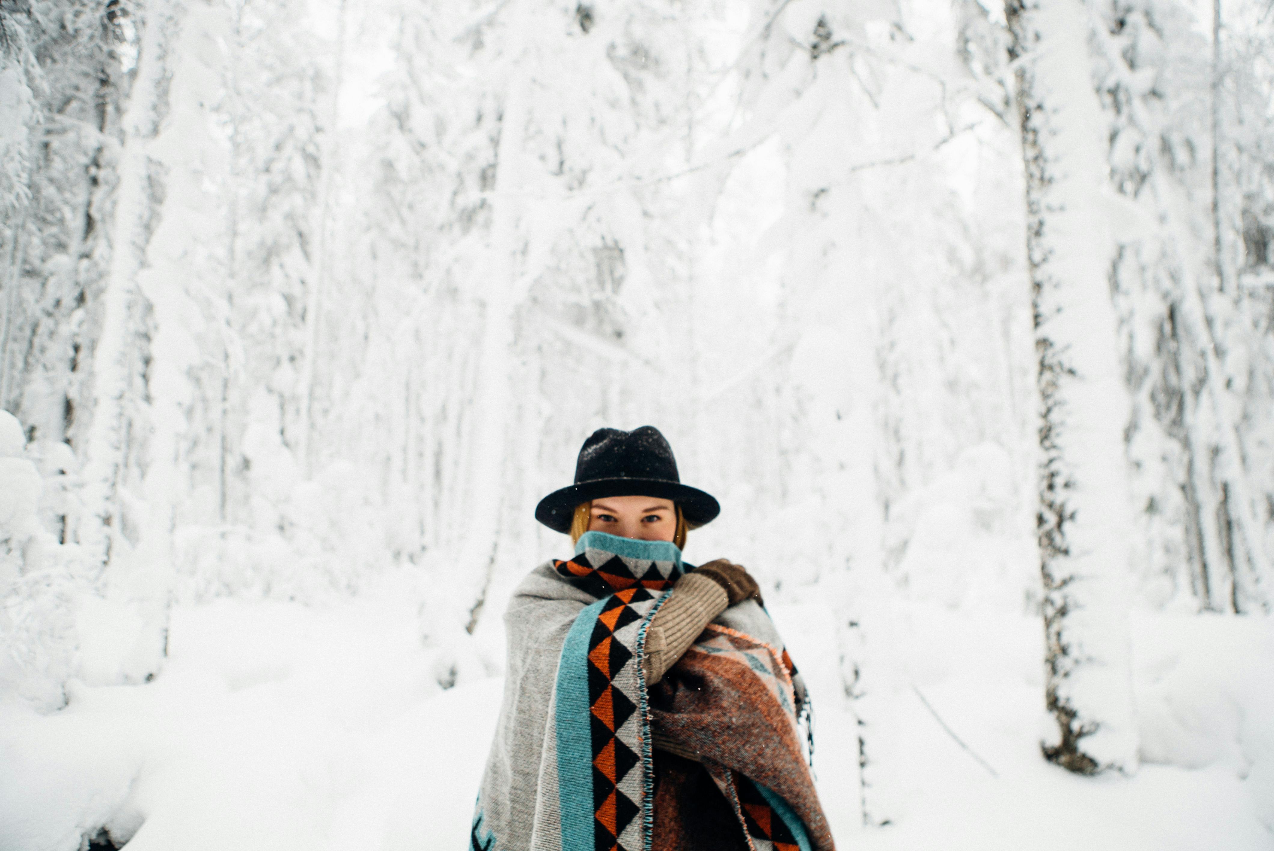 Gratuit Femme En Poncho Marchant Dans La Forêt D'hiver Photos