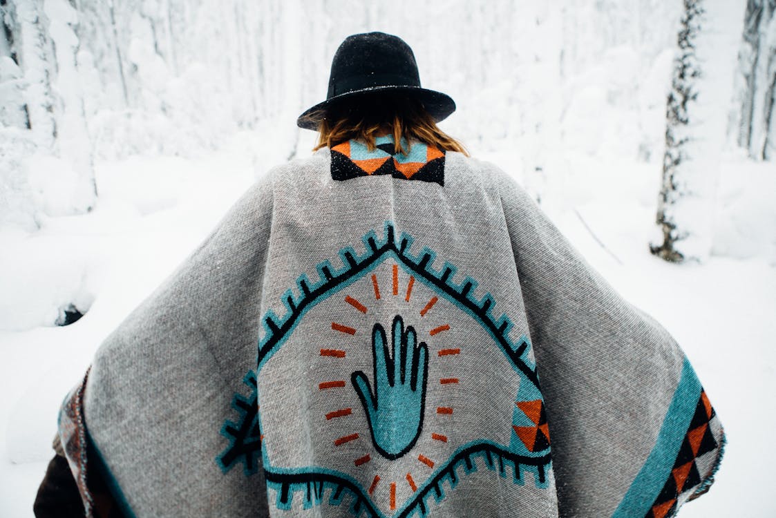Người Phụ Nữ Mặc áo Poncho đi Dạo Trong Rừng Mùa đông