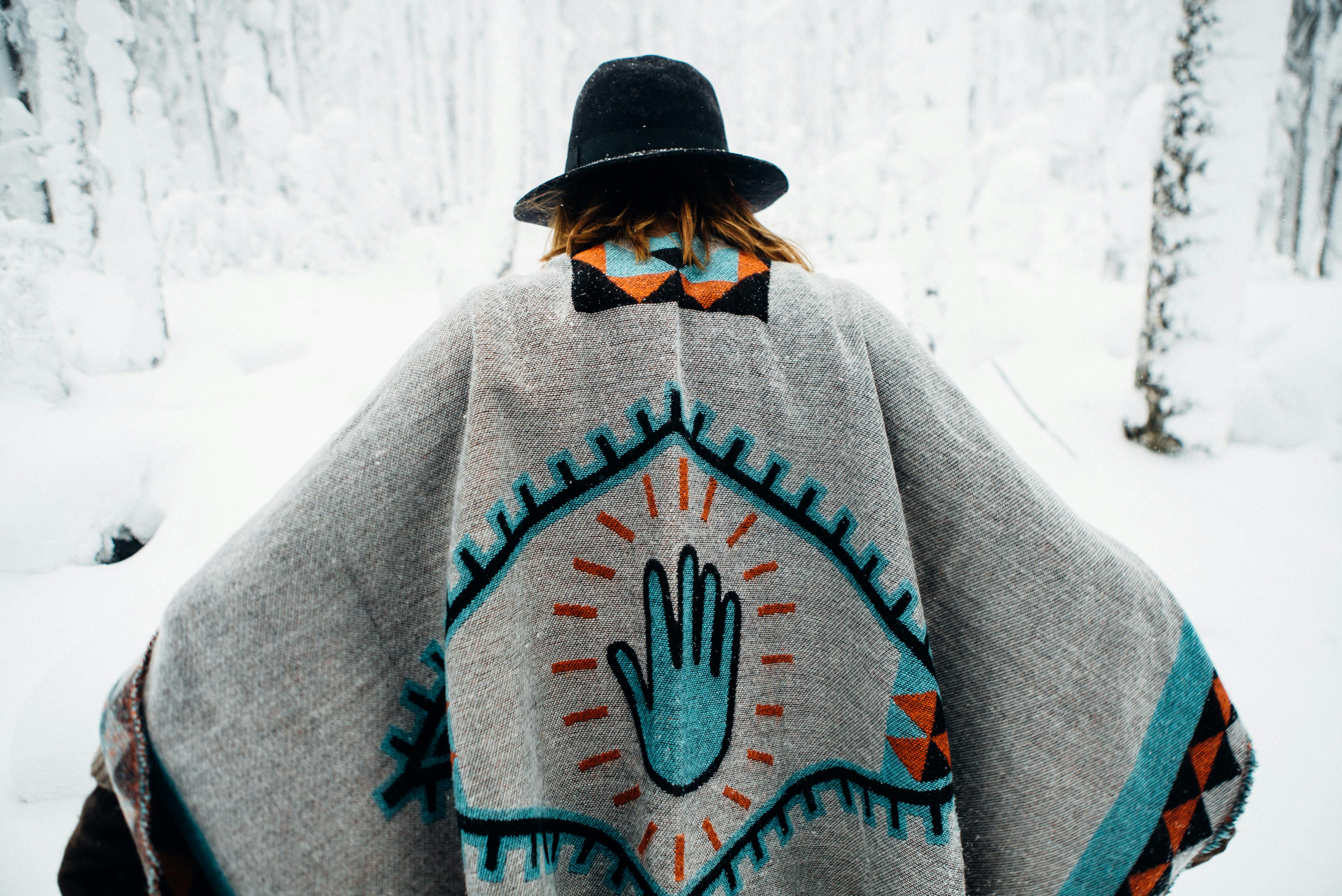 Ilmainen kuvapankkikuva tunnisteilla boheemi, brodeerattu poncho, erämaa Kuvapankkikuva