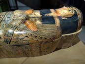 室内展示着古埃及石棺，上面刻有华丽的象形文字和图案