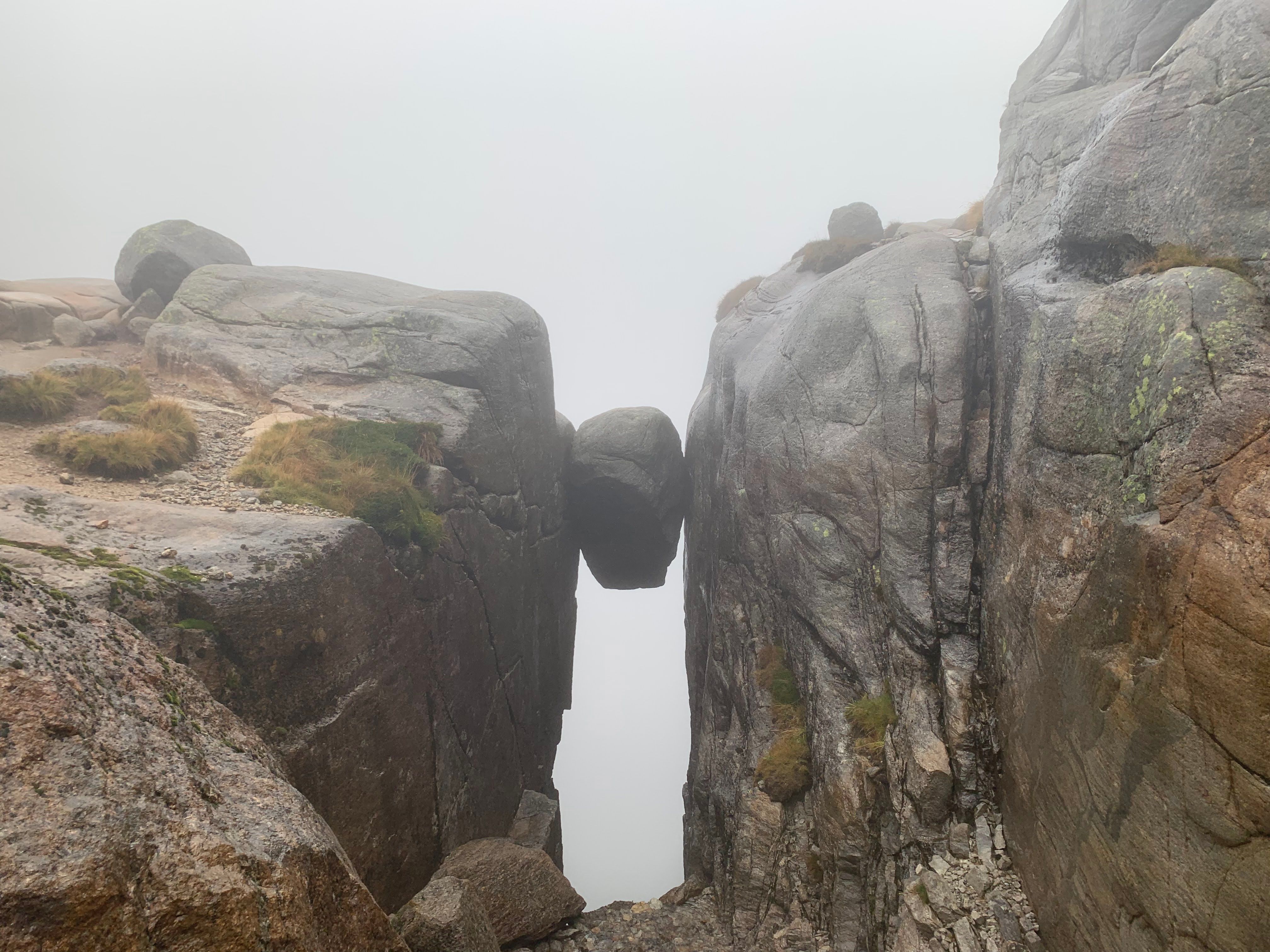 Hanging rock · Free Stock Photo