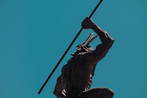 Foto De ángulo Bajo De La Estatua Del Hombre