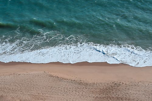 Kostenloses Stock Foto zu atlantischer ozean, blaues meer, brechen der wellen