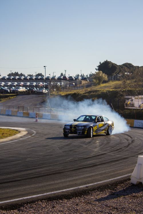 Free Capture of a car drifting on a sunny racing track in Gebze, Turkey, showcasing dynamic action and speed. Stock Photo