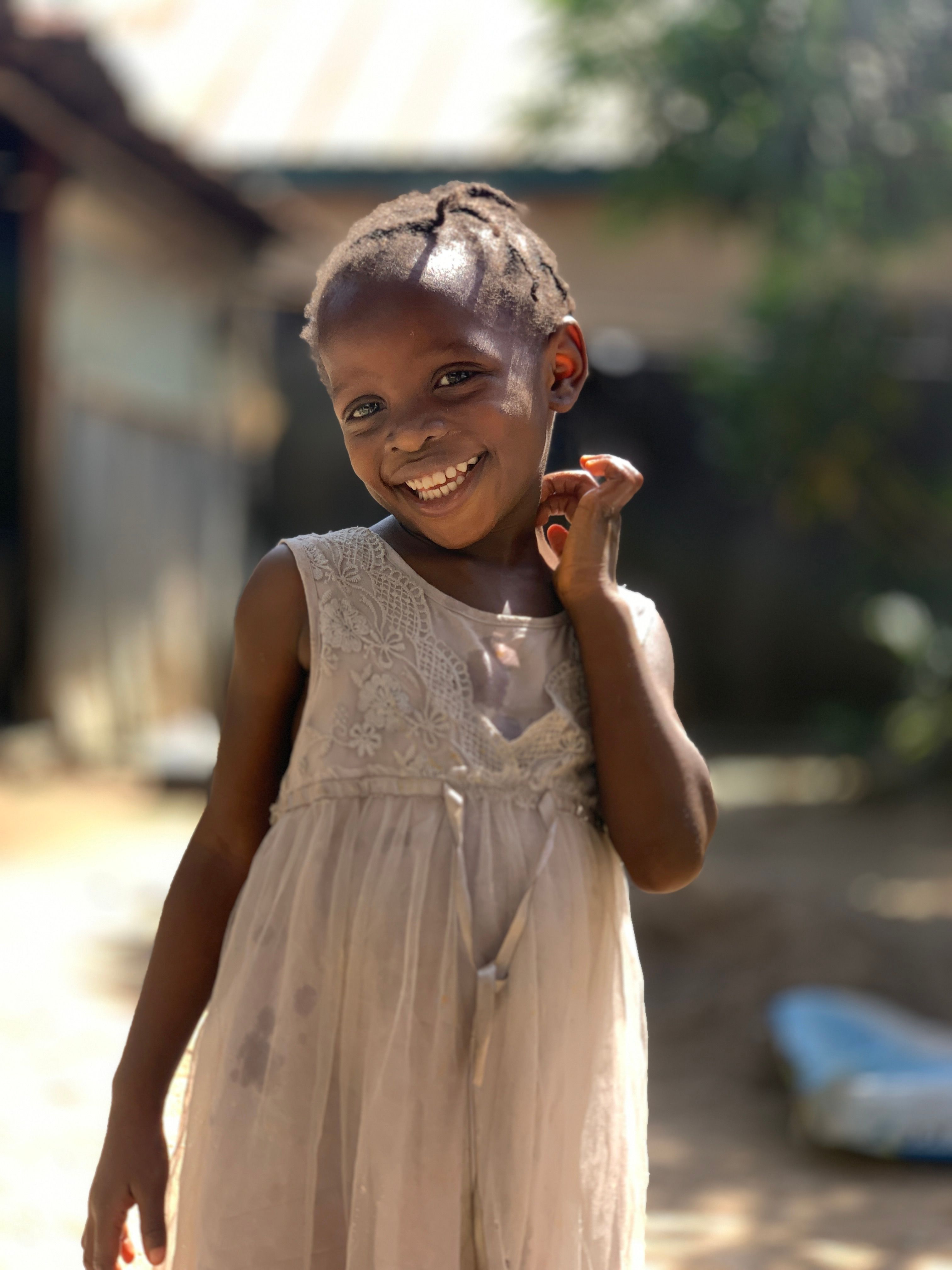 Niña sonriente disfrutando de un día al aire libre