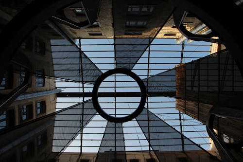 бесплатная Низкоугловая фотография крыши здания Стоковое фото