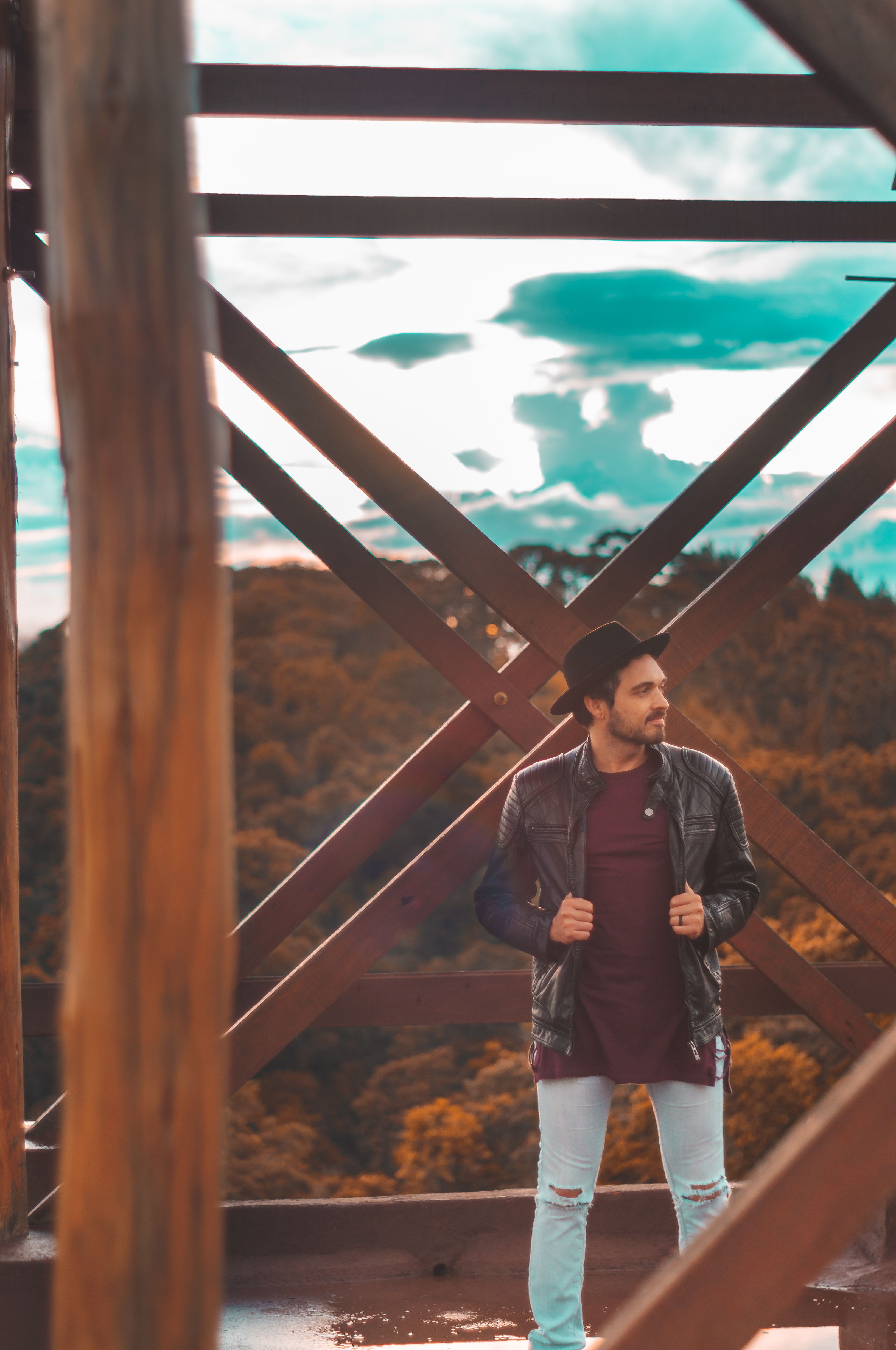 Gratis Foto stok gratis fedora, jaket kulit, jeans biru Foto Stok