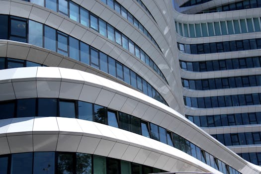 现代建筑采用弧形玻璃和反光钢制立面作为特色