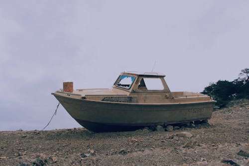 Foto d'estoc gratuïta de abandonat, aigua, barca