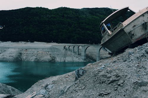 Barco Gris Cerca Del Cuerpo De Agua