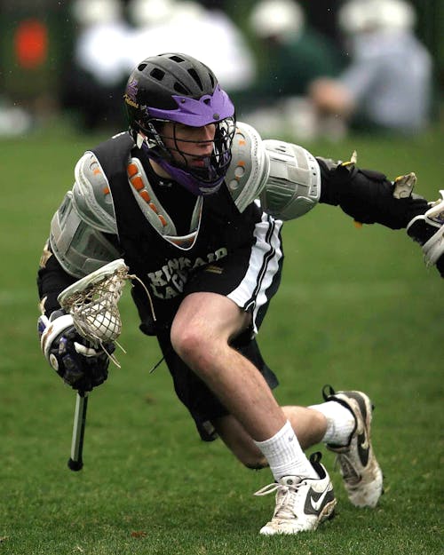 Pessoa Em Camisa Esportiva Preta Jogando Lacrosse