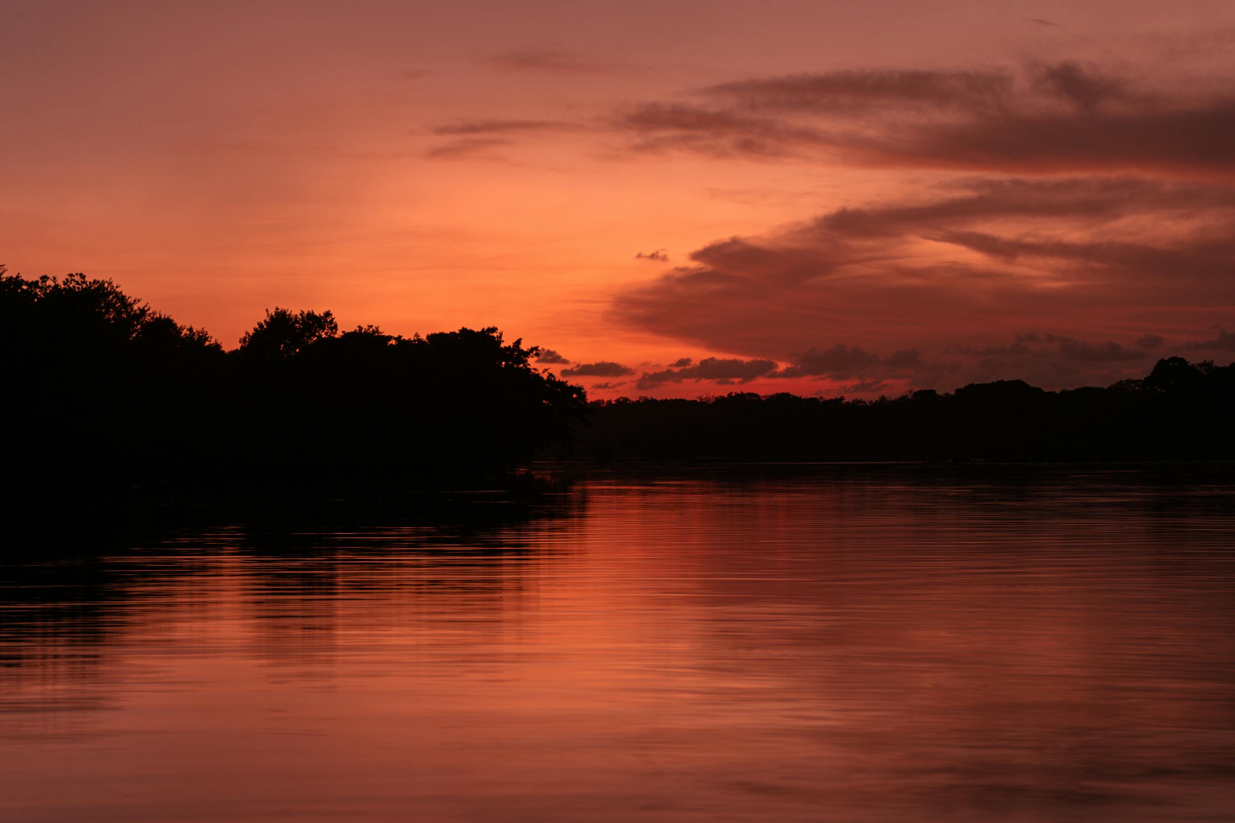 Calm Lake at Sunset · Free Stock Photo, image size:2500x1667
