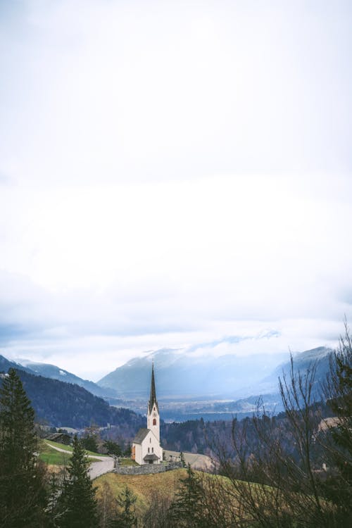 Δωρεάν στοκ φωτογραφιών με βουνό, εκκλησία, κατακόρυφη λήψη