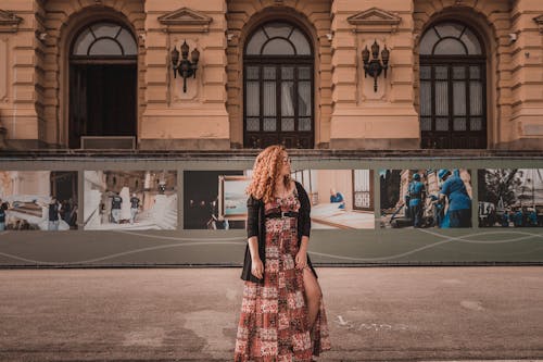 Женщина, стоящая перед зданием