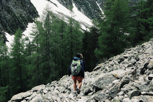 Foto d'estoc gratuïta de a l'aire lliure, alpinista, alt