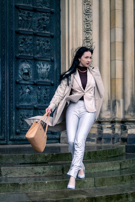 Bugünün kombini: krem blazerın üstüne bej trençkot, biraz parlaklık için gümüş pantolon ✨ Nötr tonlar hep işime yarıyor
#günlükkombin #beige #trenchcoat #blazer