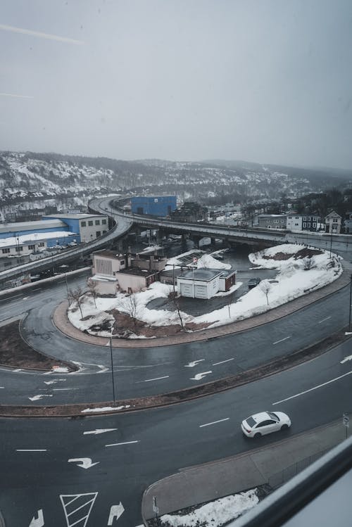 A view of a highway and a city from a train window