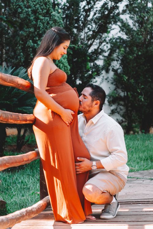 Free Pregnant couple sharing a tender moment in an outdoor setting, showcasing love and anticipation. Stock Photo