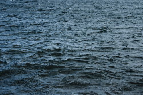 Free A serene view of ocean waves under daylight, capturing the calming effect of nature. Stock Photo