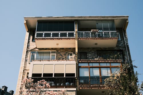 Kostenloses Stock Foto zu apartments, balkone, blumen