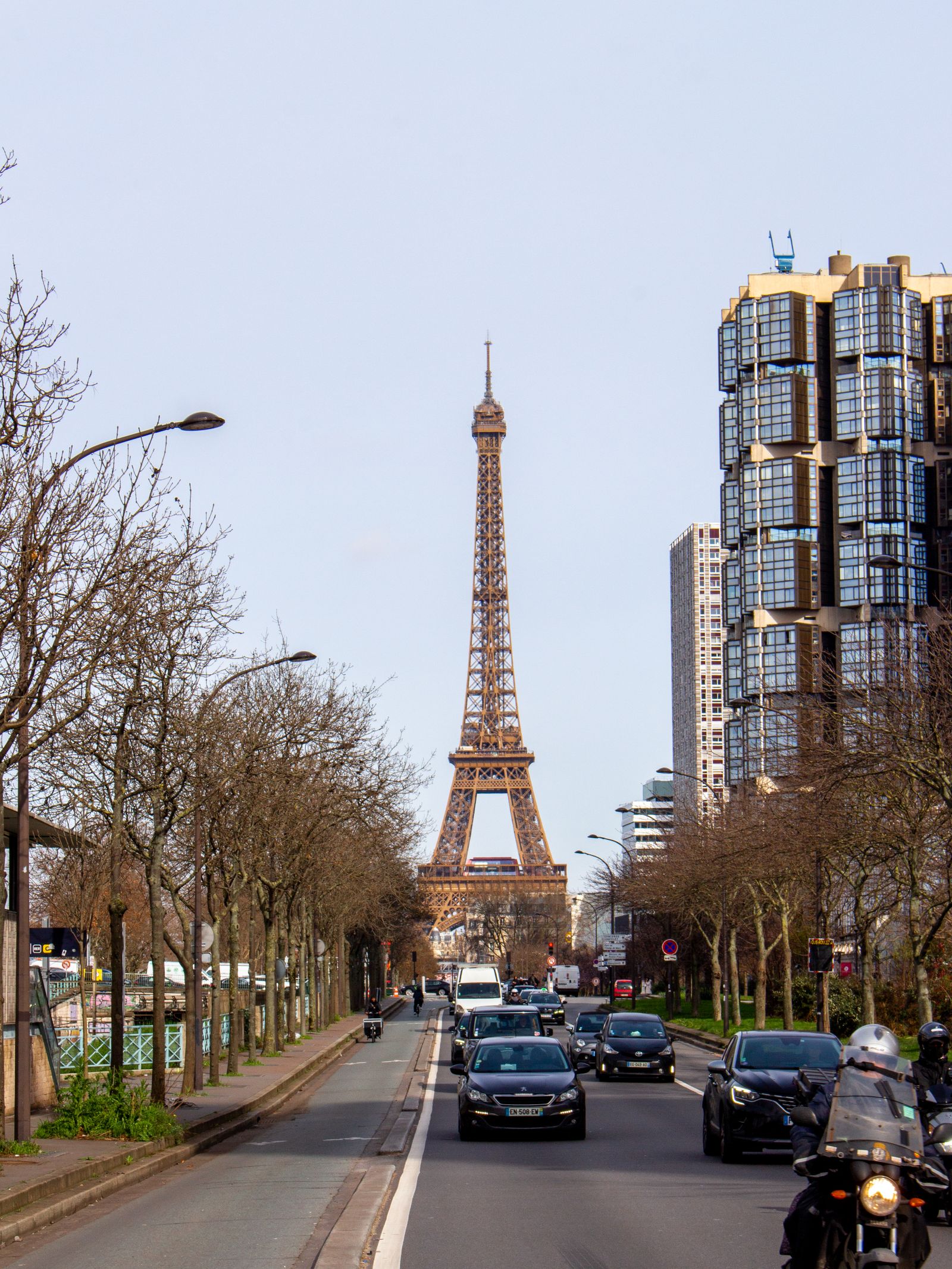 Coches circulando con la Torre Eiffel al fondo en París