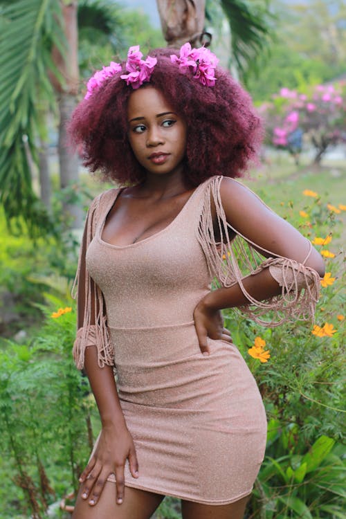 Gratuit Femme Aux Cheveux Bouclés Bordeaux, Vêtue D'une Robe Moulante Beige Sans Manches à Pampilles Photos