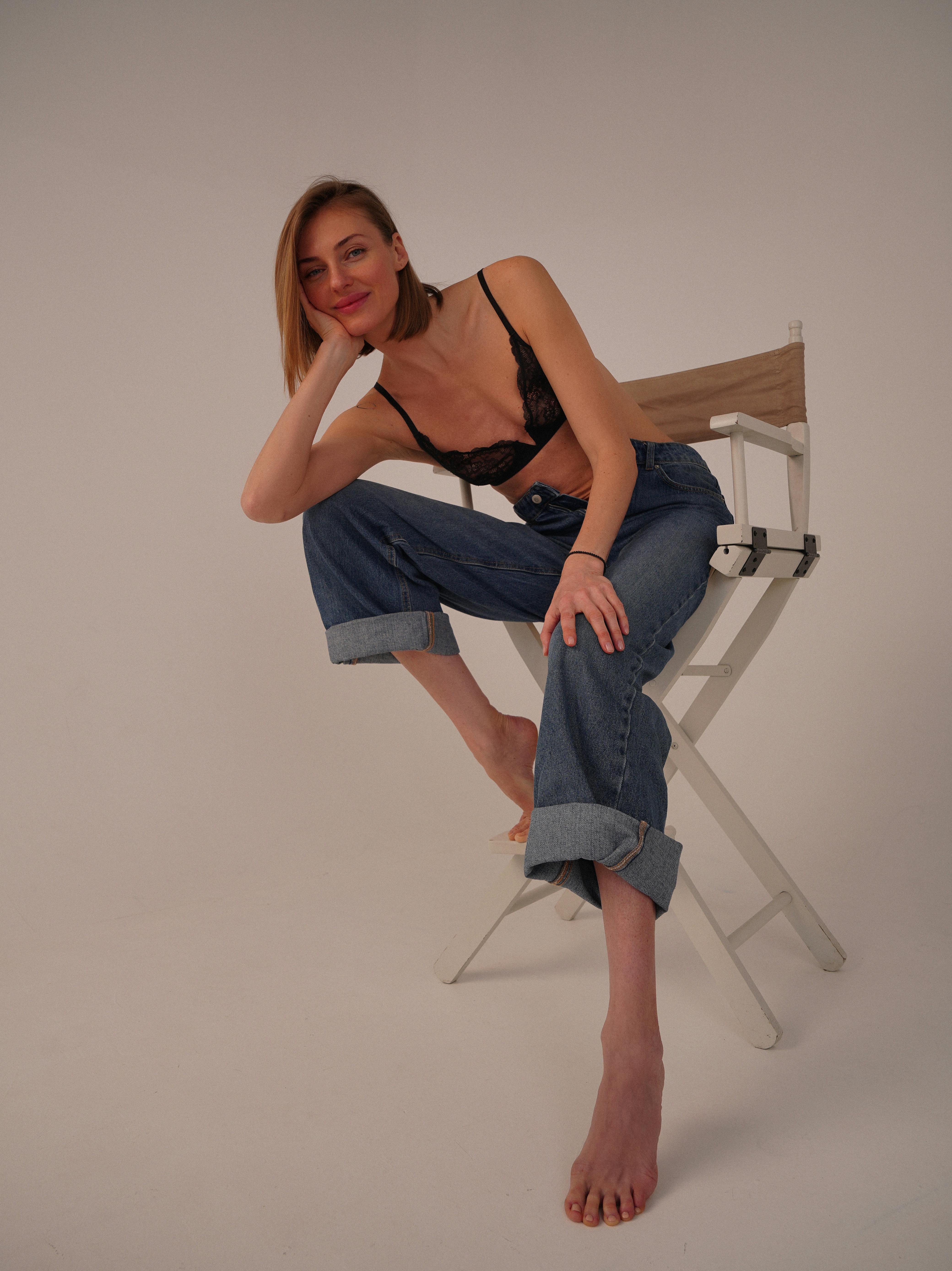 bezplatná Základová fotografie zdarma na téma bílé pozadí, důvěra, džínový styl Základová fotografie