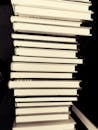 图书馆里有一堆用于教育研究的书籍的单色图像