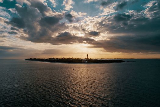 日落映衬着岛屿轮廓的天空，景色壮丽，令人惊叹