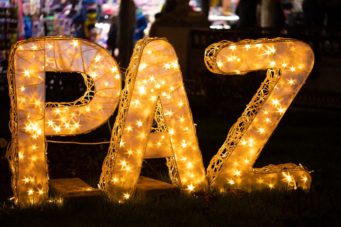 A large lighted sign that says paz