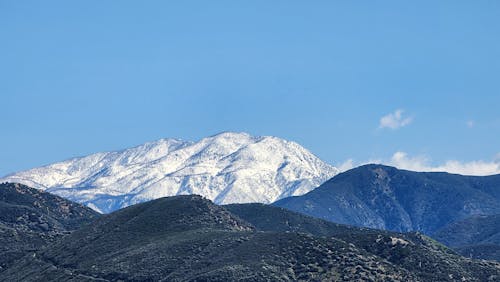 çorak, dağlar, dik içeren Ücretsiz stok fotoğraf