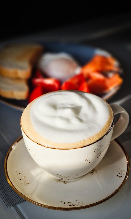 cappuccino, dikey atış, Fincan içeren Ücretsiz stok fotoğraf